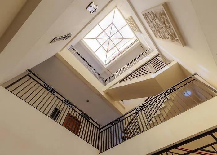 Reddoorz Plus Near Green Pramuka Square Mall Jakarta