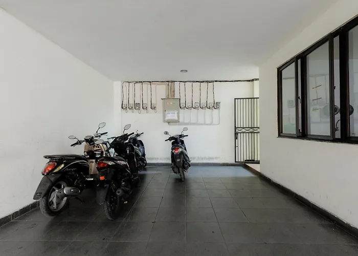 Reddoorz Plus Near Green Pramuka Square Mall Jakarta